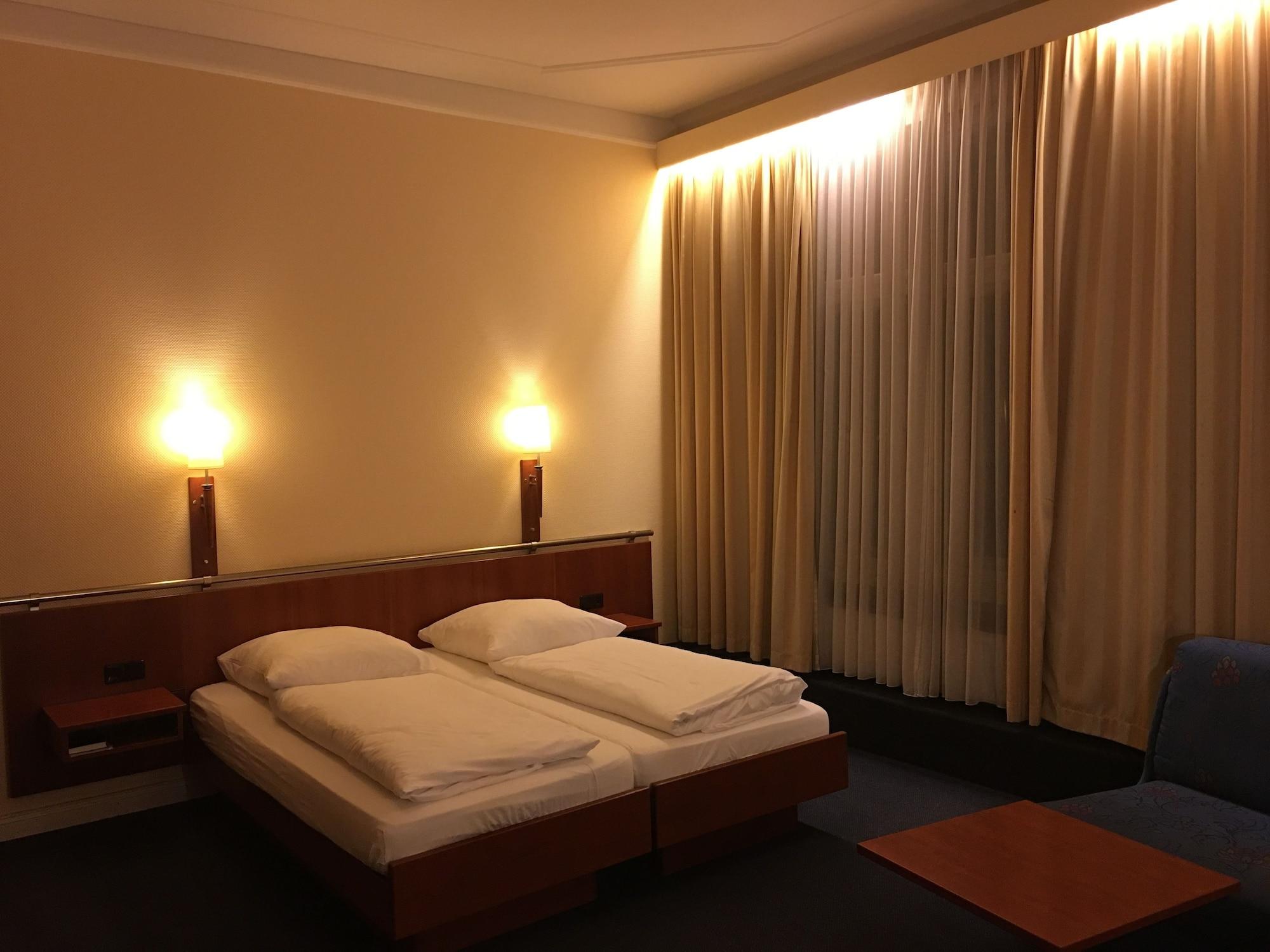 Kurfuerst Am Kurfuerstendamm Berlin Bagian luar foto